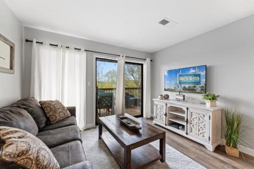 a living room with a couch and a tv at Free Silver Dollar City Tickets & other attractions! Branson, Walk-In Available in Reeds Spring