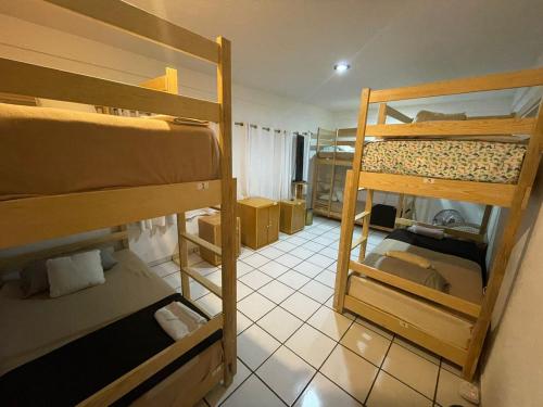 Camera con 3 letti a castello in dormitorio di Hostal Roma Condesa a Città del Messico