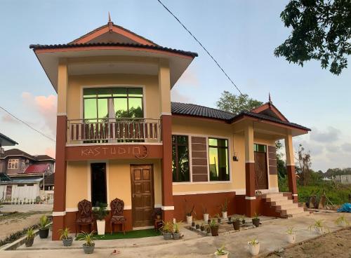 Cette petite maison dispose d'un balcon. dans l'établissement Kastana Homestay II, à Wakaf Baharu