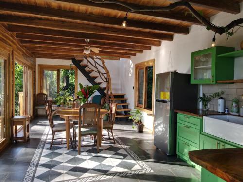 Una cocina o zona de cocina en Jungle Spirit Treehouse