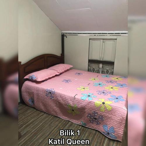Un pat sau paturi într-o cameră la Serambi Homestay Kangar