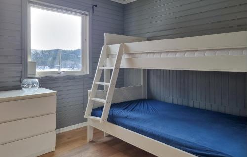 um beliche com uma escada num quarto em Awesome Apartment In ysleb With House Sea View em Marnardal