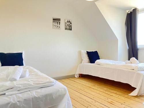 En eller flere senge i et værelse på Two-bedroom Apartment Located On The Third Floor Of A Four-story Building In Fredericia
