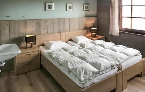 1 dormitorio con 1 cama grande con almohadas blancas. en Pet Friendly Home In Durbuy With Wi-fi, en Durbuy
