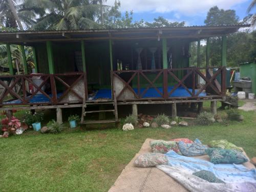 una casa con persone sdraiate sull'erba di Nasaucoko Village a Sigatoka