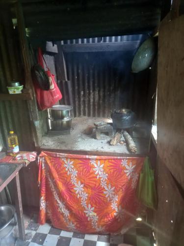 una cucina con piano cottura, pentole e padelle di Nasaucoko Village a Sigatoka