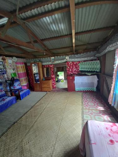 una camera con un letto e un tavolo di Nasaucoko Village a Sigatoka