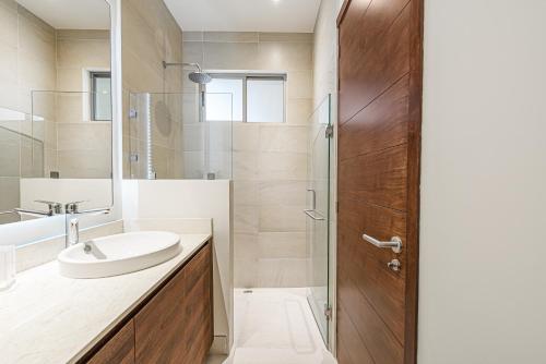 Ένα μπάνιο στο Exquisite Luxury Apartment in Enchanting Los Cabos