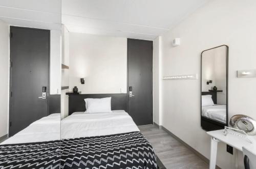 Una cama o camas en una habitación de Epic Furnished Private Room With Shared Bath