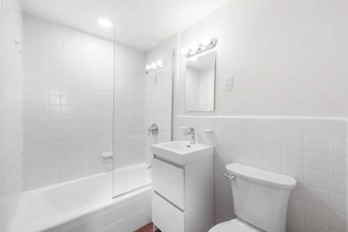 Kylpyhuone majoituspaikassa Epic Furnished Private Room With Shared Bath