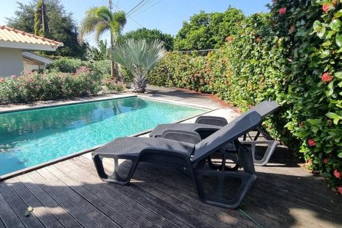 威廉斯塔德的住宿－Casa Ofori，一个带椅子的游泳池和一个游泳池