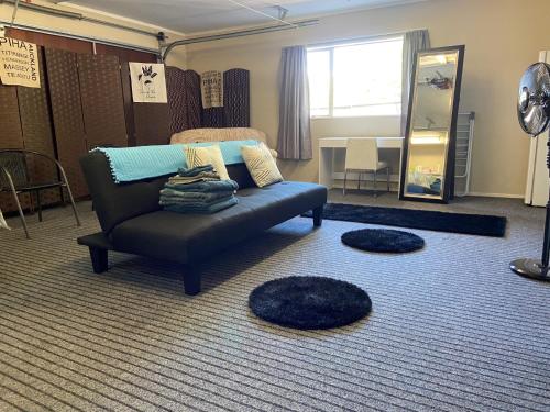sala de estar con sofá y 2 alfombras en Homestay free breakfast Close Motorway, en Auckland