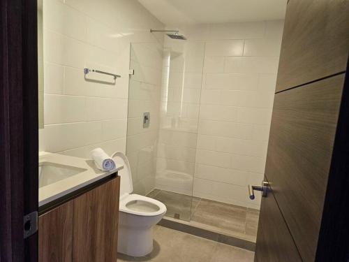 ein Bad mit einem WC, einem Waschbecken und einer Dusche in der Unterkunft Apartamento Cerca del Aeropuerto in Guatemala