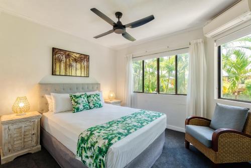 Schlafzimmer mit einem Bett und einem Deckenventilator in der Unterkunft Unit 4 @ Tropical Reef Apartments in Port Douglas