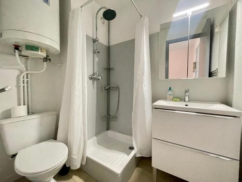 une salle de bain avec toilettes, douche et lavabo dans l'établissement Studio cabine 3 pers. avec parking, à 450 m des plages - FR-1-338-420, à Sète