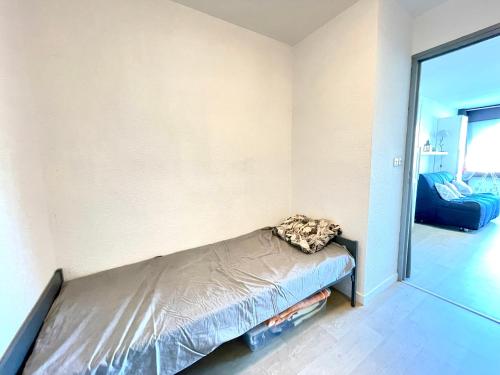 une chambre avec un lit dans le coin d'une pièce dans l'établissement Studio cabine 3 pers. avec parking, à 450 m des plages - FR-1-338-420, à Sète