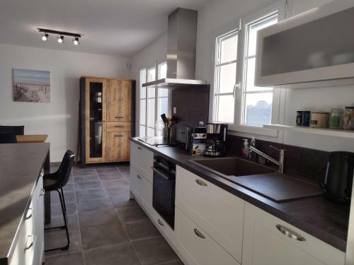 une cuisine avec un évier et un plan de travail dans l'établissement Maison lumineuse 3 ch avec jardin, 600m plage, WiFi, parking, 6 pers – Saint-Denis-d'Oléron - FR-1-778-16, à Saint-Denis-dʼOléron