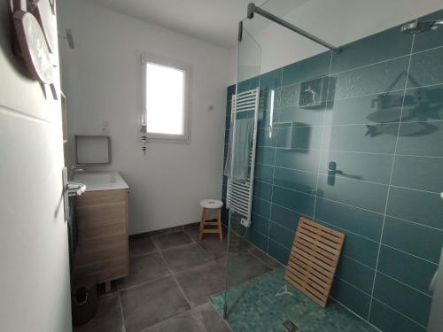 une salle de bain avec une douche en verre et un lavabo dans l'établissement Maison lumineuse 3 ch avec jardin, 600m plage, WiFi, parking, 6 pers – Saint-Denis-d'Oléron - FR-1-778-16, à Saint-Denis-dʼOléron