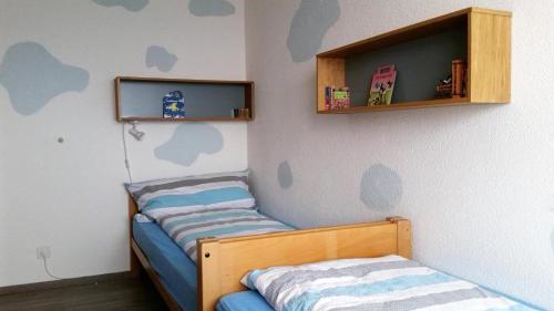 En eller flere senge i et værelse på Elfe - Apartments Three-bedroom Apartment for 6 guests with patio