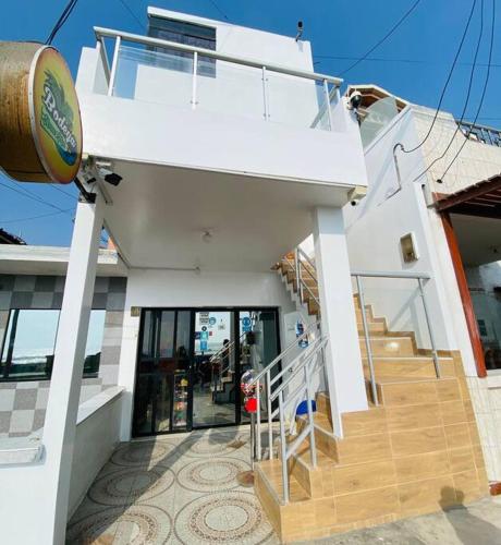 Casa blanca con escalera y escalera en Casa de Playa Arena & Mar, en Barranca