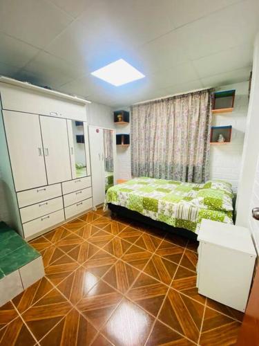 Habitación con dormitorio con cama y ventana en Casa de Playa Arena & Mar, en Barranca