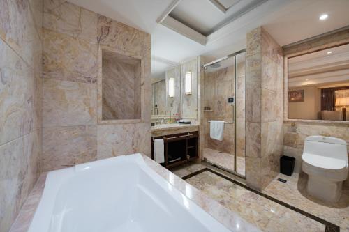 een grote badkamer met een toilet en een douche bij Yueda Financial City International Hotel in Guangzhou