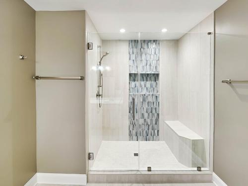 y baño con ducha y puerta de cristal. en Bay View Villas 106, en Tybee Island