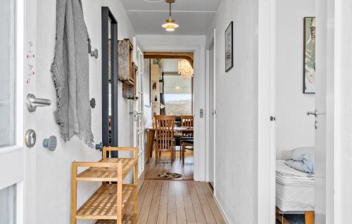 einen Flur mit einem Stuhl und einem Esszimmer in der Unterkunft 3 Bedroom Awesome Apartment In Ringkbing in Ringkøbing