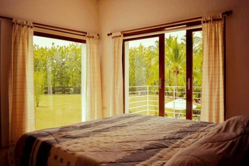 מיטה או מיטות בחדר ב-Villas Mamilú, entrada y salida 100 por ciento flexible