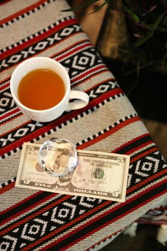 a cup of tea and a dollar sign on a table at 高原マンション 201 in Matsuyama