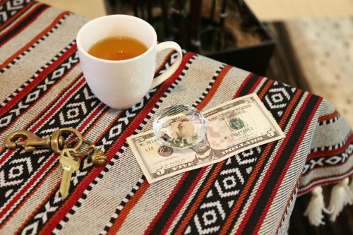 a cup of tea and a dollar bill and a key at 高原マンション 201 in Horinouchichō