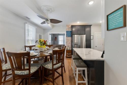Fotografie z fotogalerie ubytování 232 W Pine Ave 4 Beds, 2 Baths v destinaci Wildwood