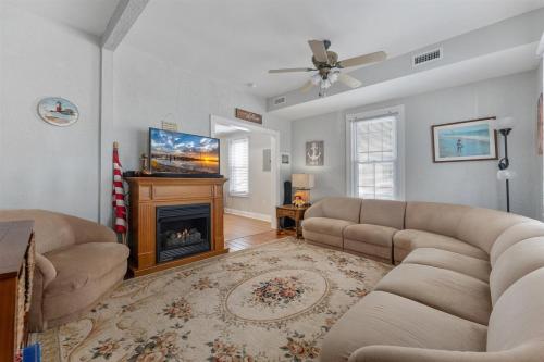 Fotografie z fotogalerie ubytování 232 W Pine Ave 4 Beds, 2 Baths v destinaci Wildwood