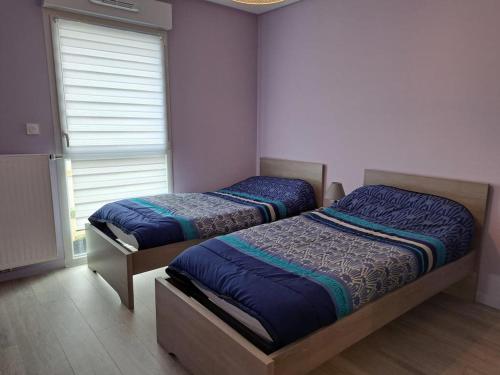 - 2 lits dans une chambre avec fenêtre dans l'établissement Appartement Neuf Proche Plage et Commerces, Quartier Des Demoiselles, Saint-Jean-de-Monts - FR-1-323-512, à Saint-Jean-de-Monts