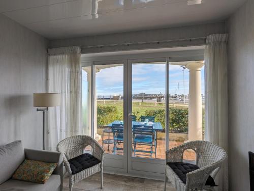 un salon avec un canapé, des chaises et une table dans l'établissement Charmant T3 avec Terrasse et WIFI, proche Port à Arcachon - FR-1-420-142, à Arcachon