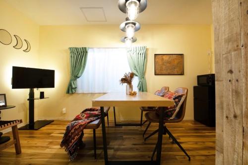 a dining room with a table and chairs at AirHOME TOKYO EBISU 102 in Tokyo