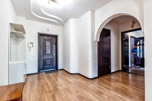 阿斯塔納的住宿－Треумф Астаны，空空房间,设有白色的墙壁和木地板