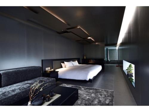 um quarto com uma cama e um sofá em MOGANA - Vacation STAY 59297v em Quioto