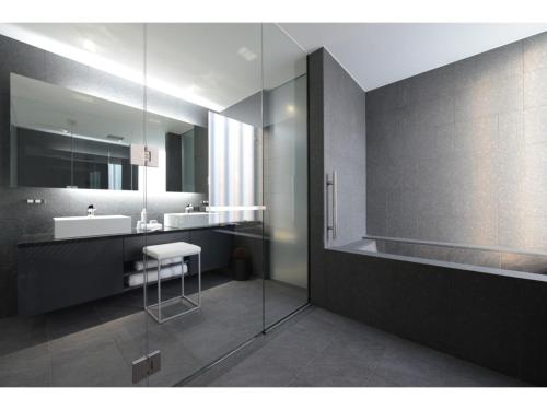 uma casa de banho com 2 lavatórios e um espelho em MOGANA - Vacation STAY 59297v em Quioto