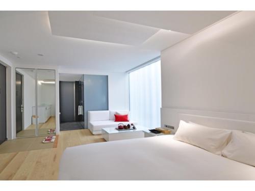 sypialnia z białym łóżkiem i salonem w obiekcie MOGANA - Vacation STAY 59258v w mieście Kioto