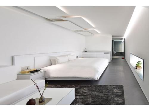 um quarto branco com uma cama e um sofá em MOGANA - Vacation STAY 21196v em Quioto