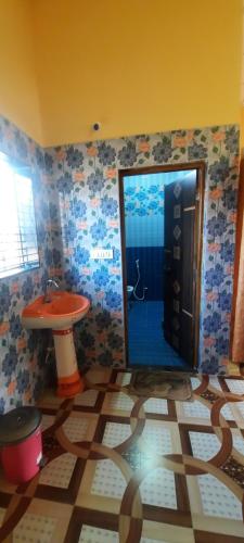 y baño con ducha y lavamanos. en Parikalp farmstay, en Matkuli