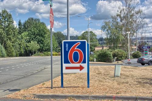 a sign on the side of a road at Motel 6-Issaquah, WA - Seattle - East in Issaquah