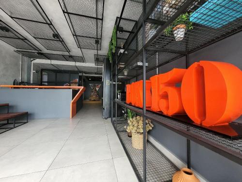 an office with orange dividers on the wall at Apto no Bessa 100 metros da praia in João Pessoa