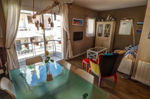 ein Esszimmer mit einem Glastisch und ein Schlafzimmer in der Unterkunft Sweet Raffaello Beach by Hello Homes Sitges in Sitges