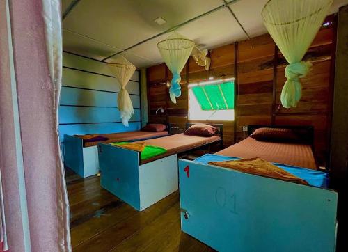 una habitación con 2 camas en una casa en The Cliff Hostel, M'Pay Bay en Koh Rong Sanloem