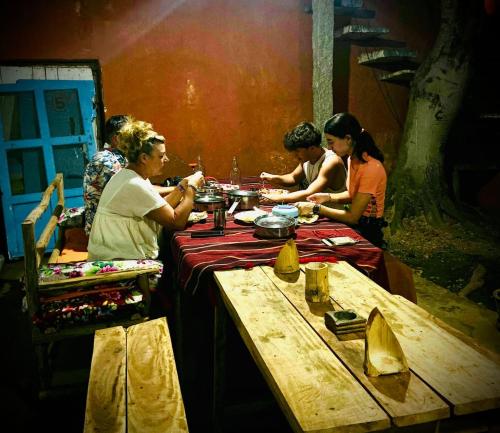 ハンピにあるPeshagar Guest Houseの食卓に座る人々