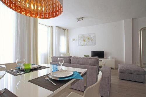 Posezení v ubytování Warm Sands Apartment by Hello Homes Sitges