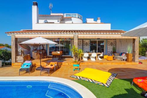 une maison avec une piscine et une terrasse dans l'établissement Villa Talaya by Hello Homes Sitges, à Sant Pere de Ribes