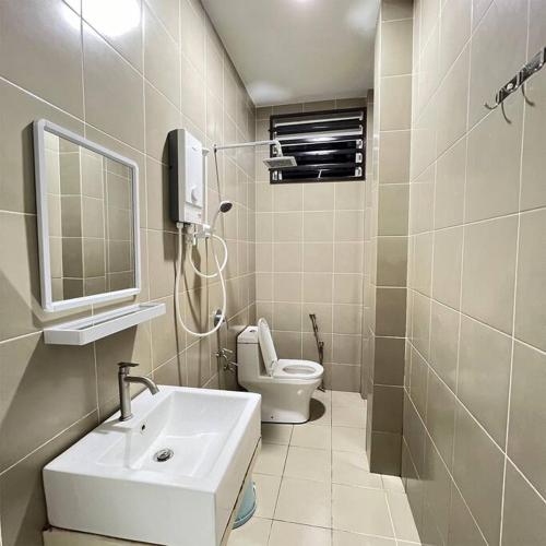 uma casa de banho com um lavatório branco e um WC. em Homestay 2 Story Wakaf Che Yeh em Kota Bharu